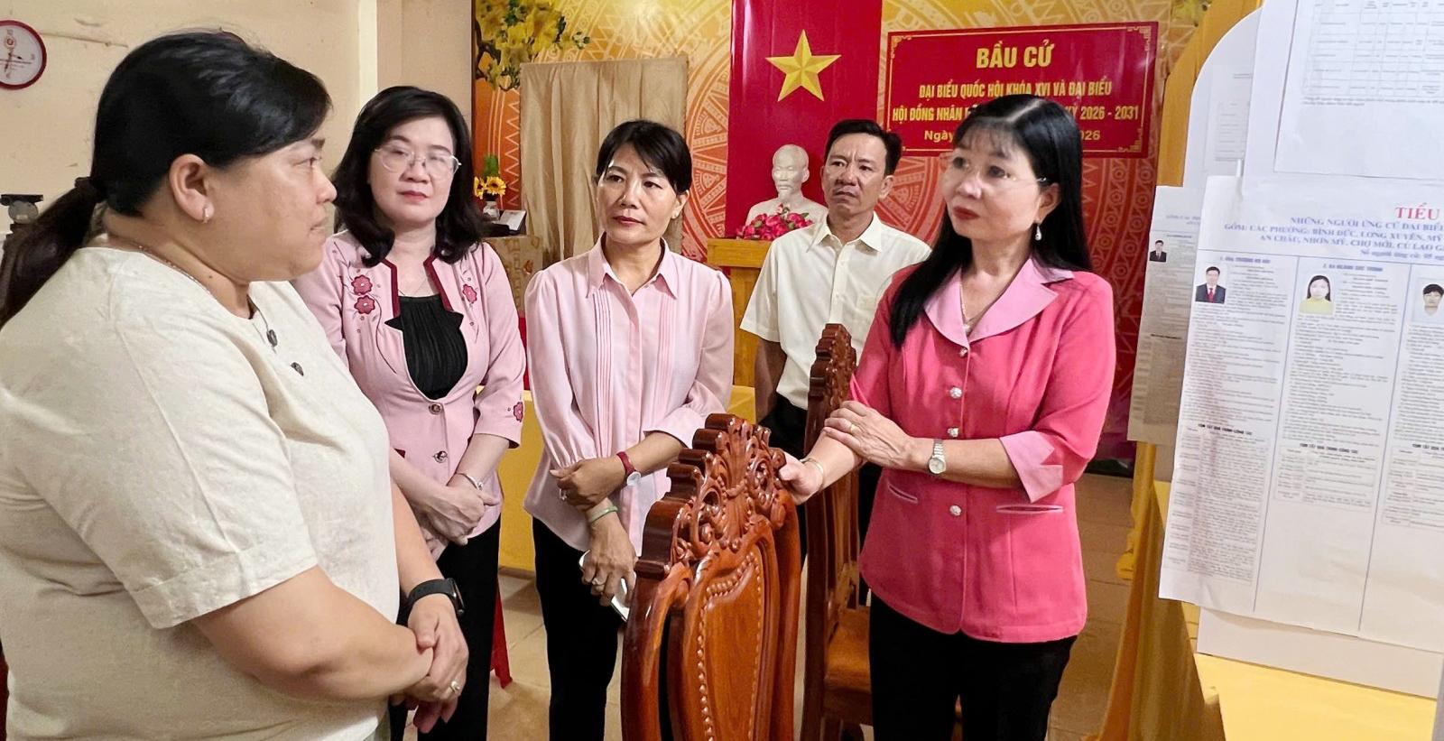 Phó Bí thư Tỉnh ủy, Trưởng đoàn Đại biểu Quốc hội tỉnh, Chủ tịch Ủy ban MTTQ Việt Nam tỉnh, Phó Chủ tịch Ủy ban Bầu cử tỉnh An Giang Trần Thị Thanh Hương kiểm tra khu vực bỏ phiếu số 13, khóm Bình Khánh 3 và nghe báo cáo các mặt công tác