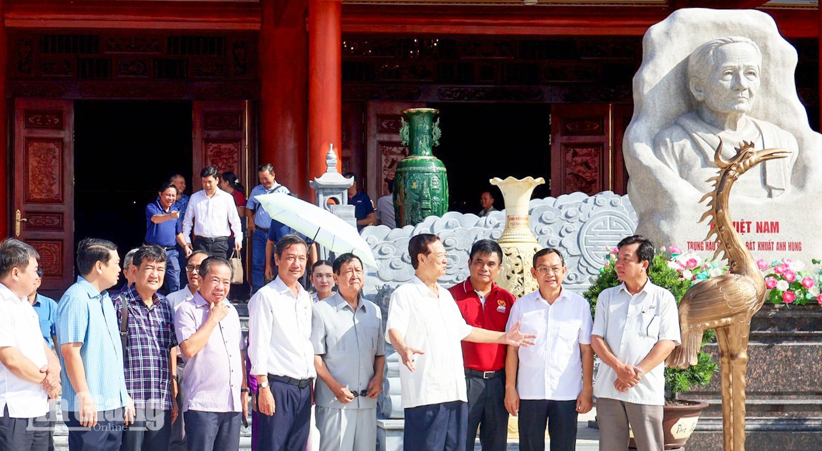 Nguyên Thủ tướng Nguyễn Tấn Dũng dâng hương tri ân các Anh hùng liệt sĩ tại An Giang
