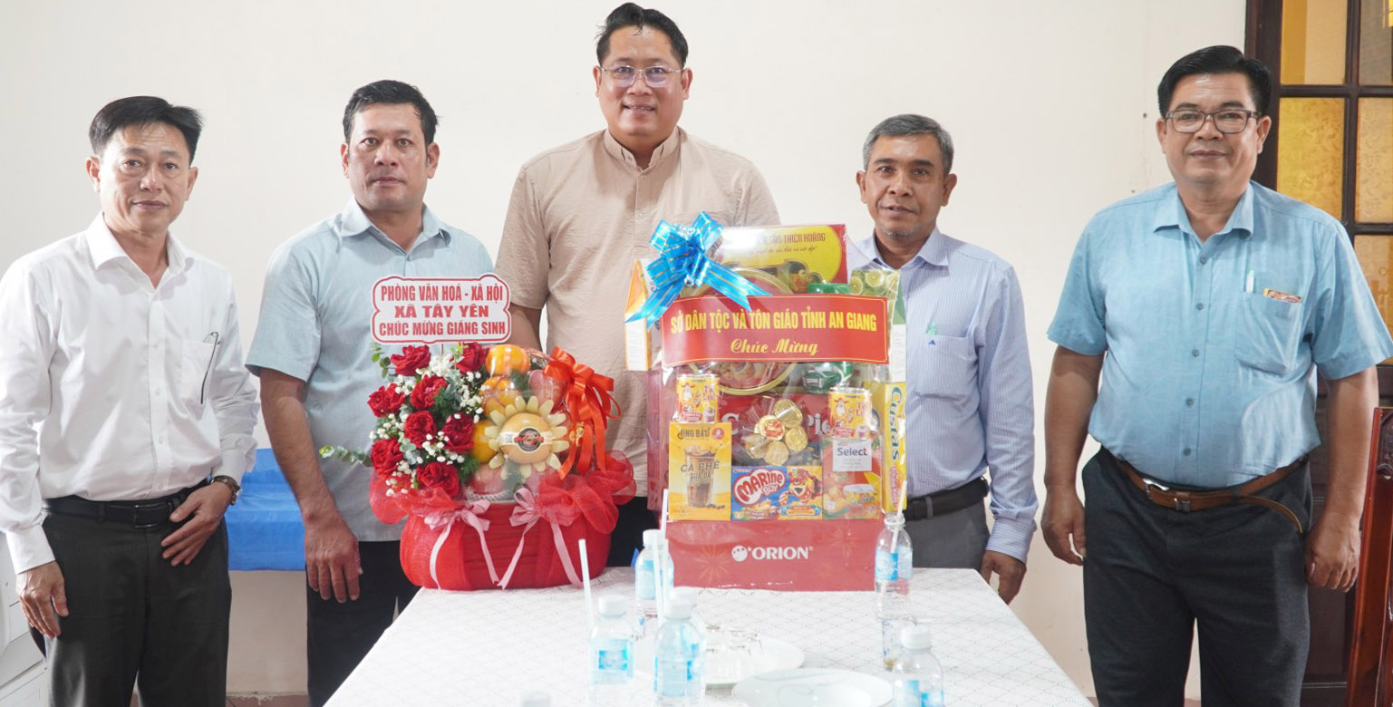 Thăm, tặng quà các giáo xứ dịp lễ Giáng sinh năm 2025