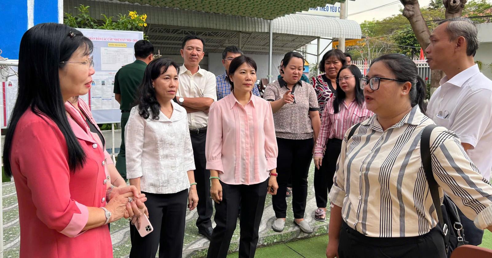 Phó Bí thư Tỉnh ủy, Trưởng đoàn Đại biểu Quốc hội tỉnh, Chủ tịch Ủy ban MTTQ Việt Nam tỉnh, Phó Chủ tịch Ủy ban Bầu cử tỉnh An Giang Trần Thị Thanh Hương kiểm tra danh sách niêm yết tại khu vực bỏ phiếu số 8, Trường Mầm non Học viện Hoa kỳ (khóm Bình Khánh 5)