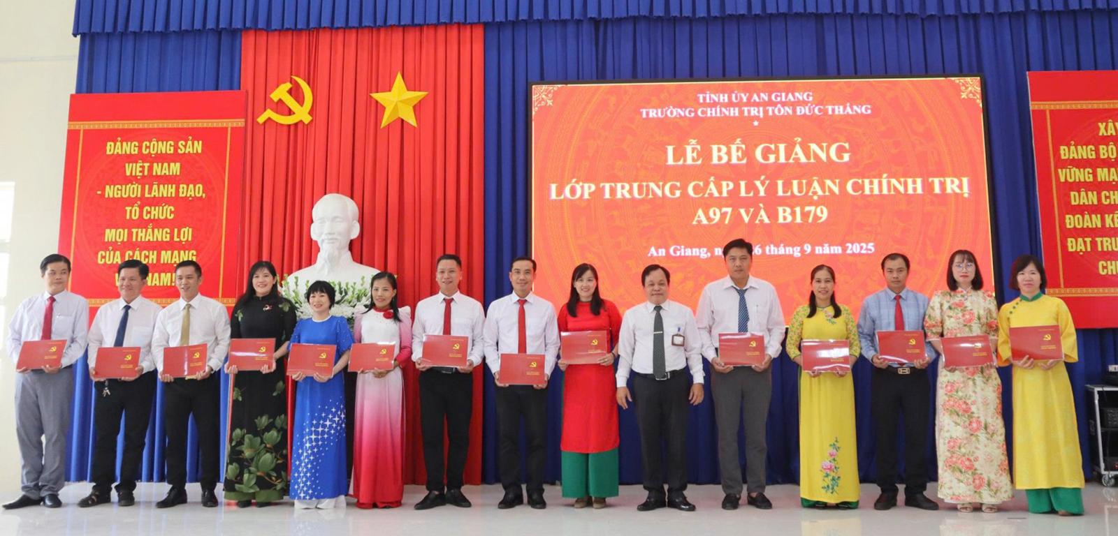 Bế giảng Lớp Trung cấp Lý luận chính trị A97 và B179