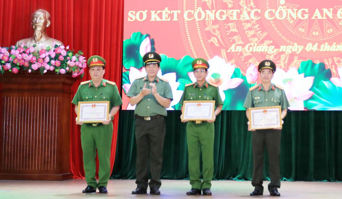 Thiếu tướng Nguyễn Văn Hận, Giám đốc Công an tỉnh trao Bằng khen của Chủ tịch UBND tỉnh cho các cá nhân