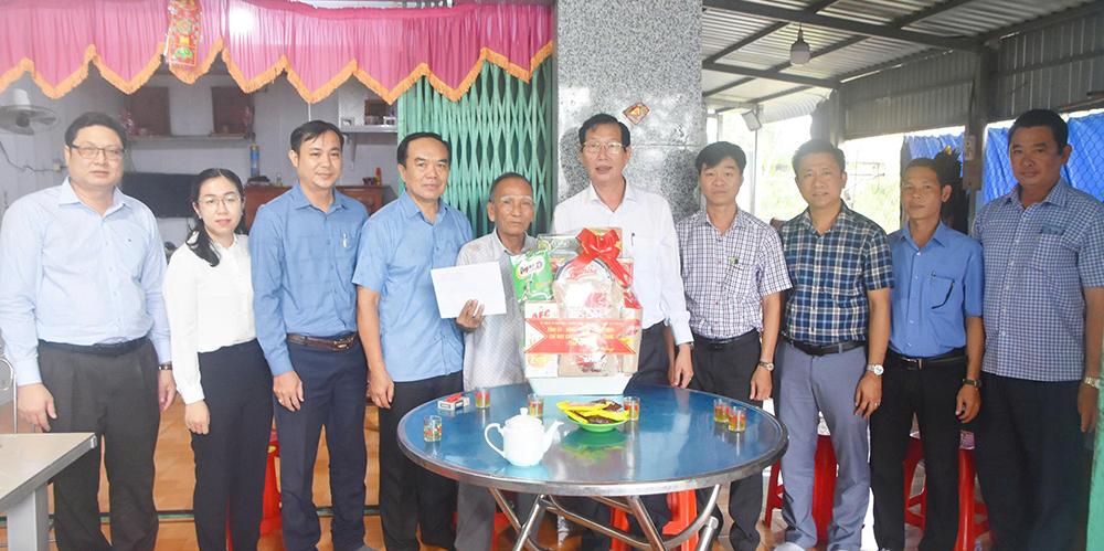 Phó Chủ tịch UBND tỉnh An Giang Lê Văn Phước thăm, tặng quà gia đình chính sách