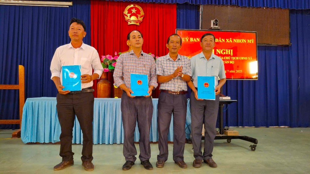 Xã Nhơn Mỹ công bố quyết định thành lập Trung tâm Phục vụ hành chính công và Trung tâm Dịch vụ tổng hợp