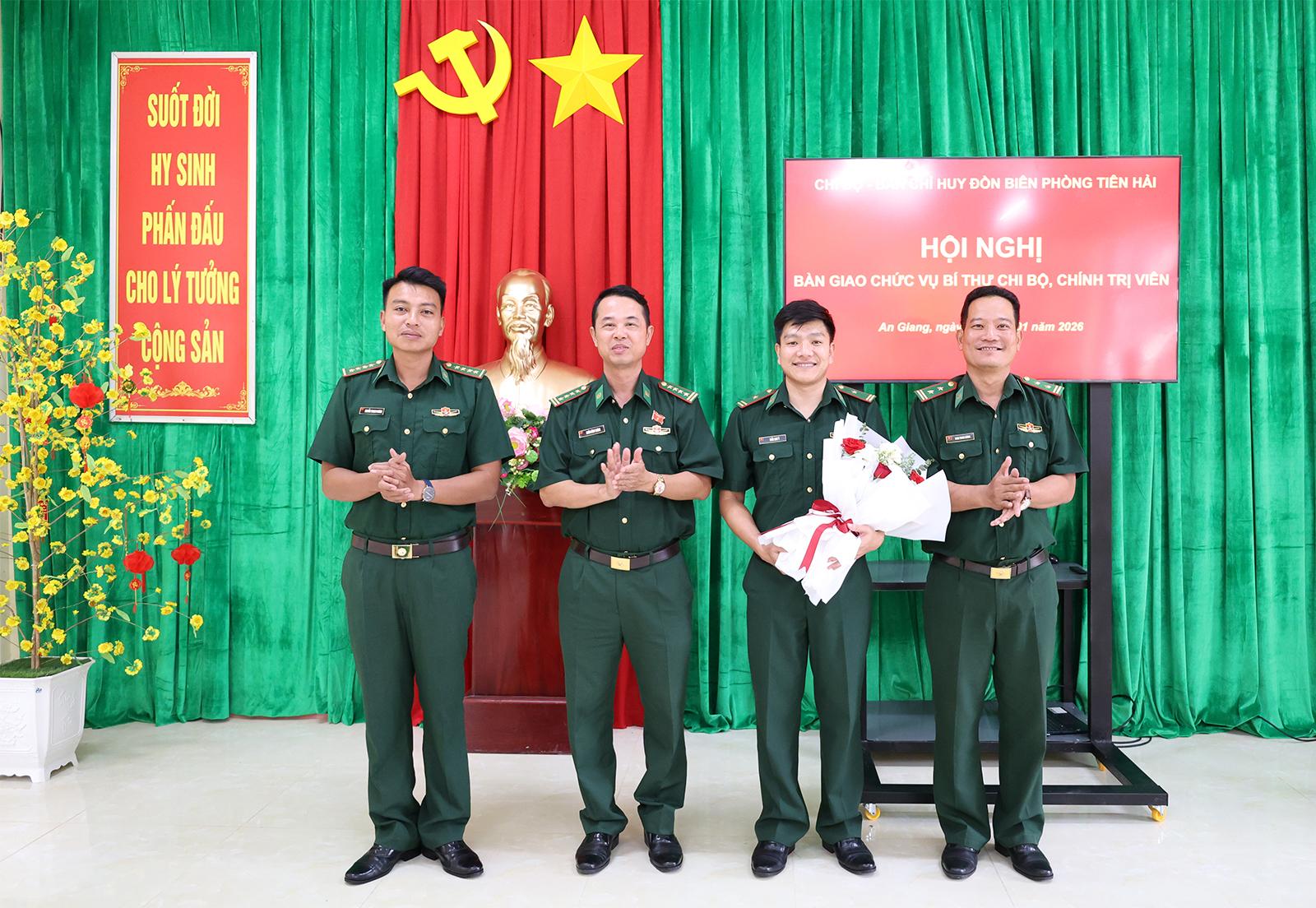 Bàn giao chức vụ Bí thư Chi bộ, Chính trị viên Đồn Biên phòng Tiên Hải