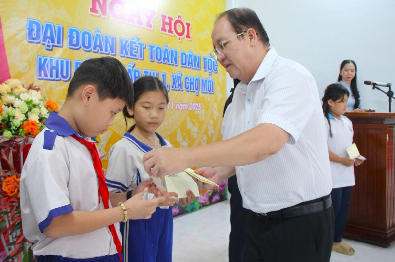 Phó Chủ tịch Thường trực UBND tỉnh An Giang Nguyễn Thanh Phong dự Ngày hội Đại đoàn kết ấp Thị 1, xã Chợ Mới