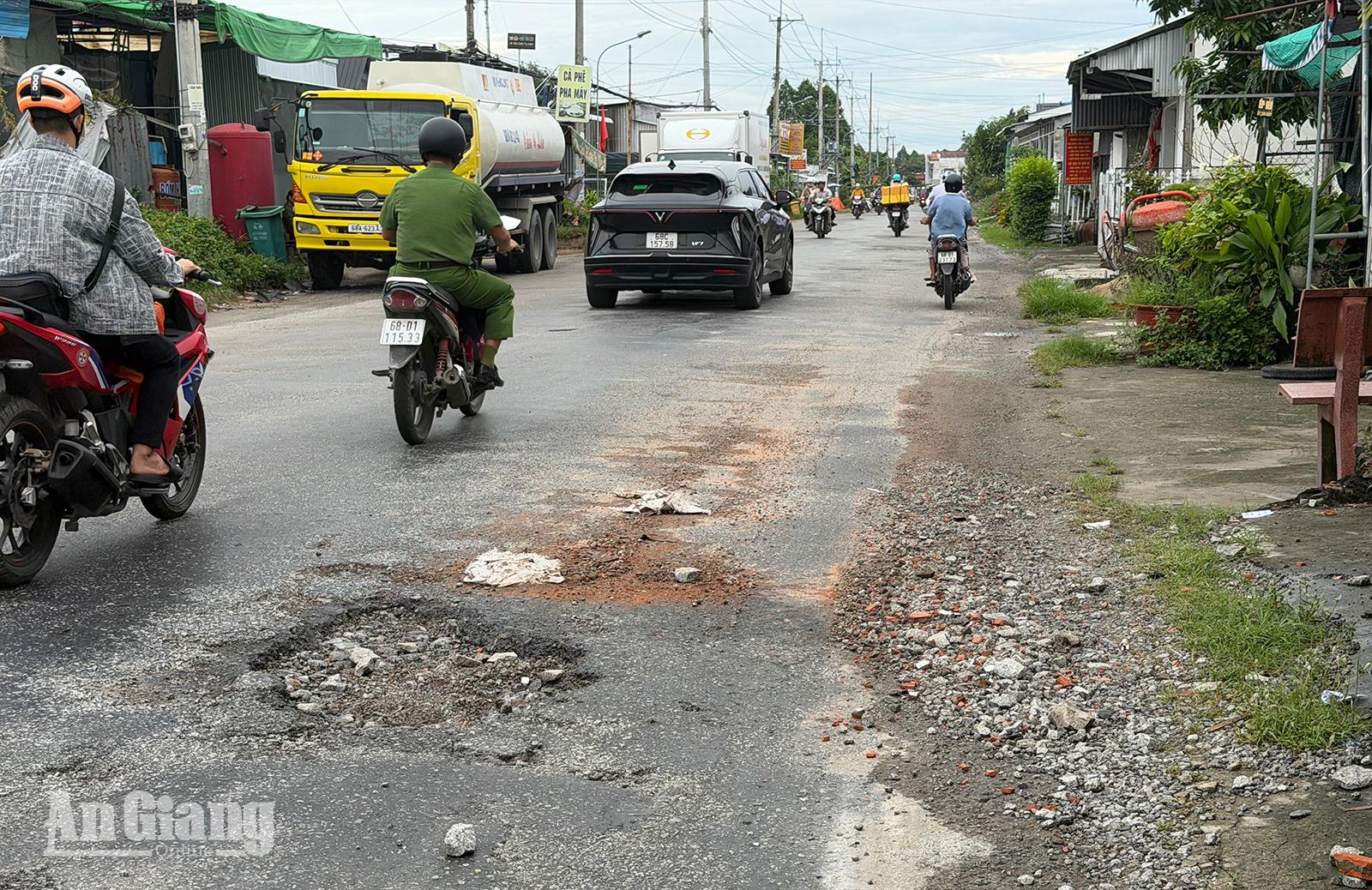 Người dân Sơn Kiên mong sớm sửa chữa quốc lộ 80