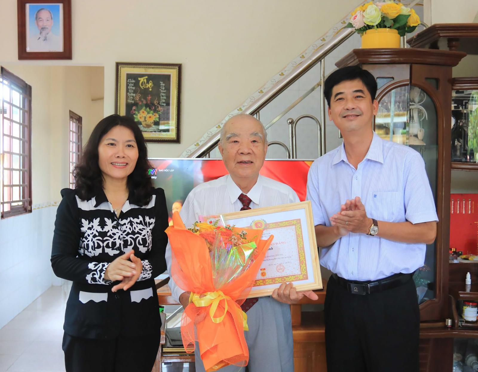 Trao Huy hiệu 70 năm tuổi Đảng cho đảng viên Nguyễn Minh