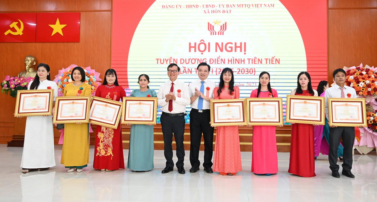 Các địa phương tuyên dương điển hình tiên tiến