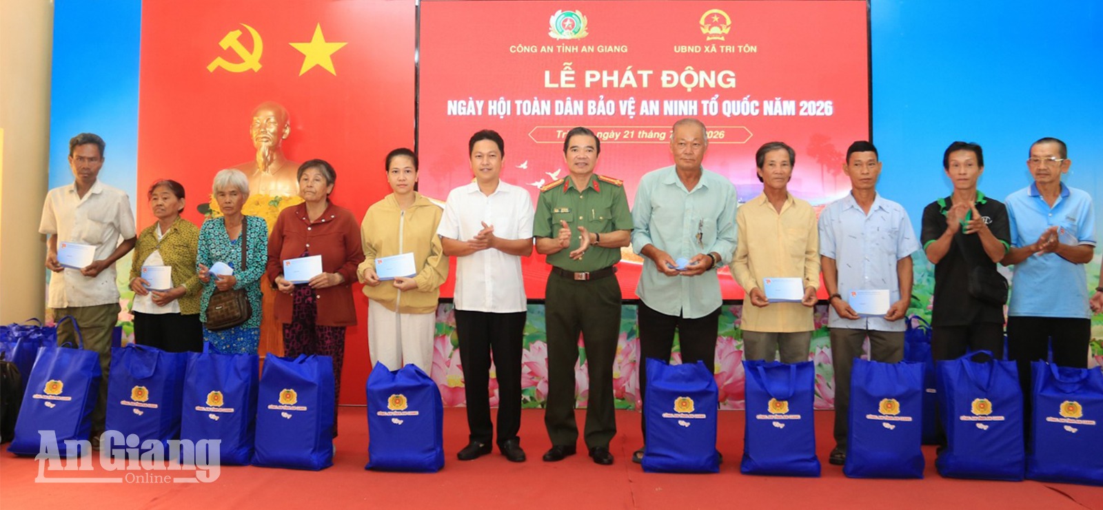 Đại tá Lê Văn Quý, Phó Giám đốc Công an tỉnh và Bí thư Đảng ủy xã Tri Tôn Lâm Thành Sĩ tặng quà cho các hộ nghèo, cận nghèo