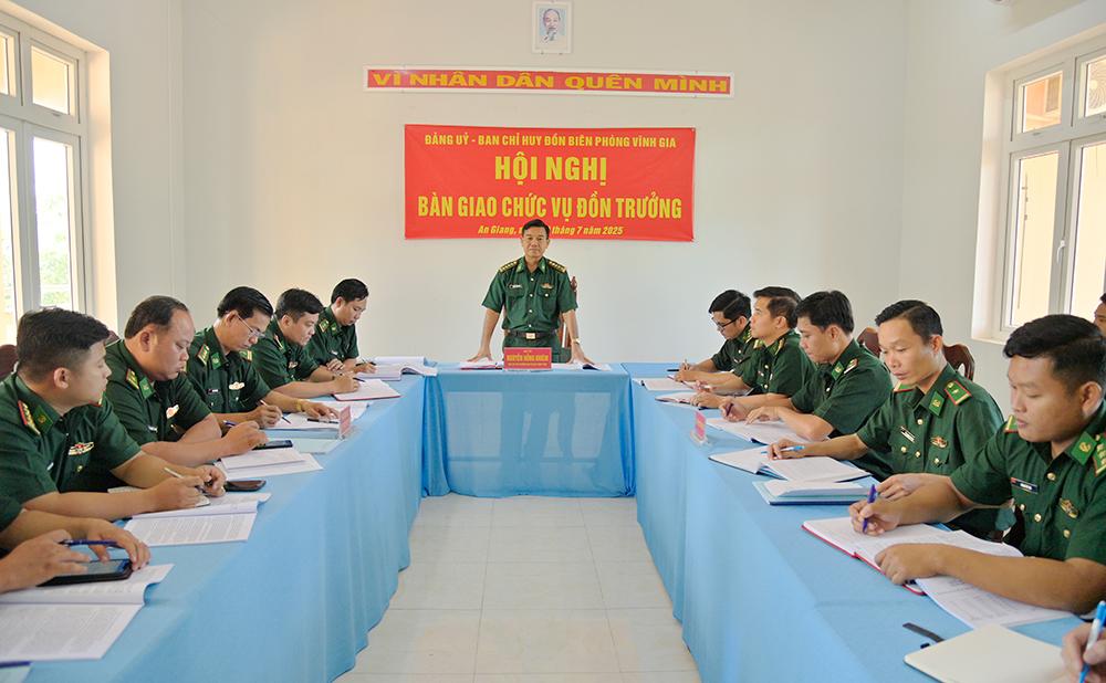 Bàn giao chức vụ Đồn trưởng Đồn Biên phòng Vĩnh Gia