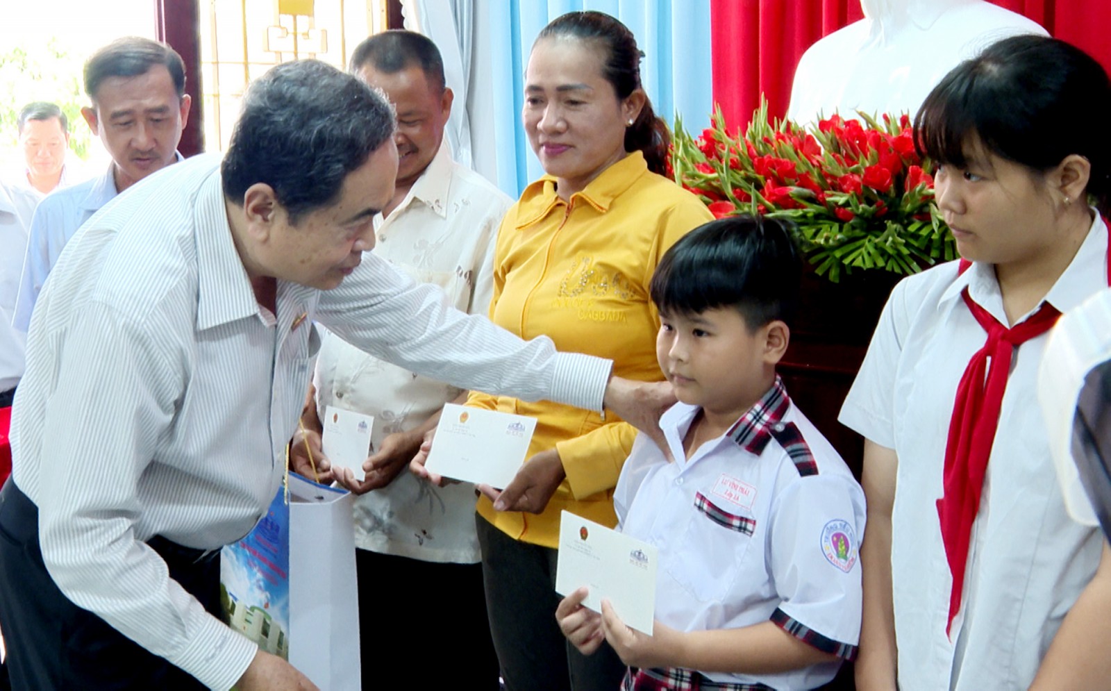 Chủ tịch Quốc hội Trần Thanh Mẫn dâng hương tại đền thờ Chủ tịch Tôn Đức Thắng