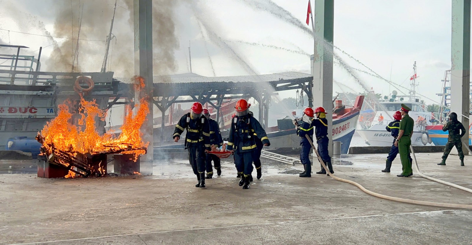 Diễn tập phương án chữa cháy và cứu nạn, cứu hộ tỉnh An Giang năm 2025 Cùng lúc, các lực lượng chức năng chữa cháy và cứu người tại các tàu cá