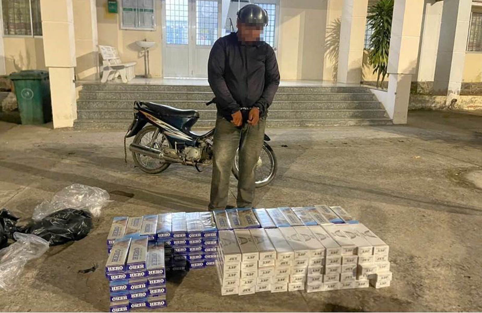 Bắt quả tang đối tượng vận chuyển 1.490 bao thuốc lá nhập lậu