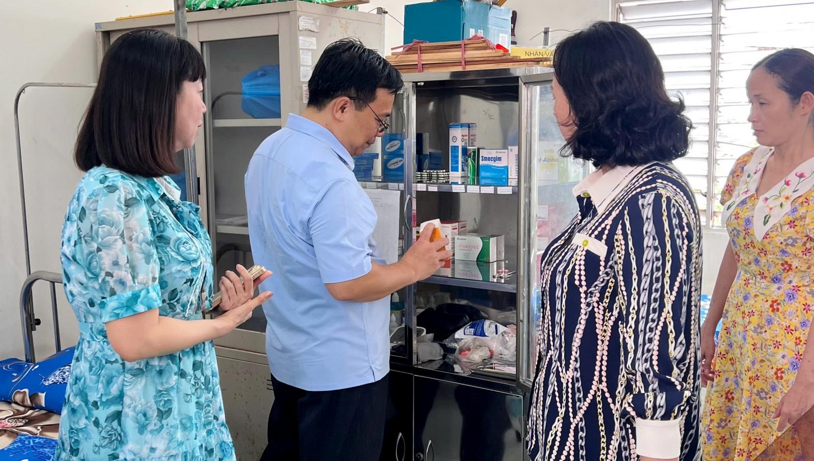 Phó Chủ tịch UBND tỉnh Nguyễn Thị Minh Thúy kiểm tra phòng Y tế Trường THPT Chuyên Thoại Ngọc Hầu