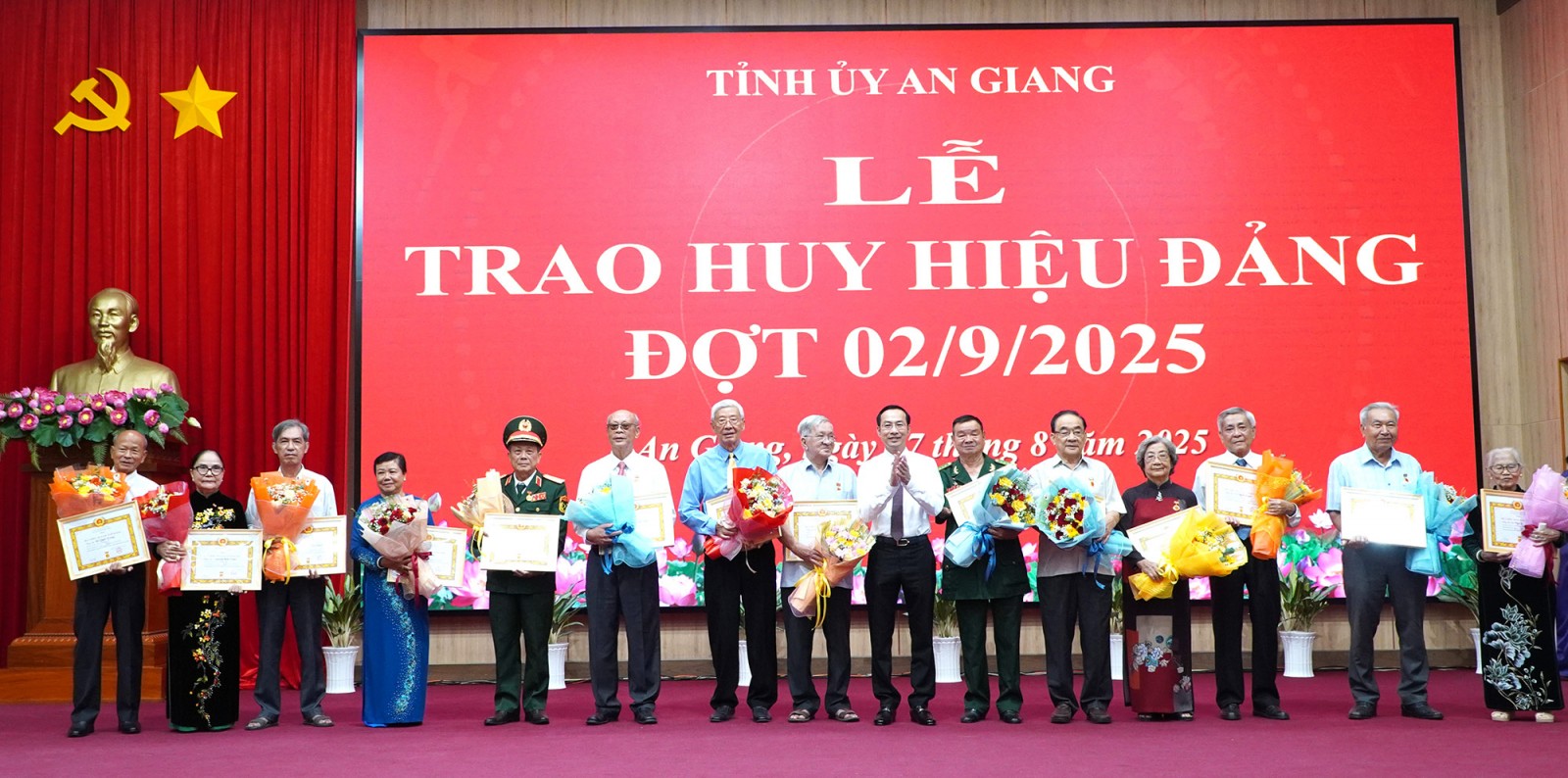 An Giang: Trao Huy hiệu Đảng cho 1.649 đảng viên