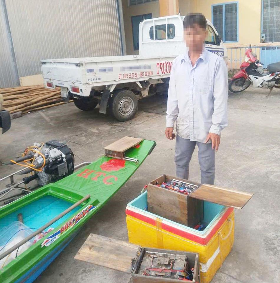 Công an xã An Minh bắt quả tang đối tượng dùng kích điện khai thác thủy sản trái phép