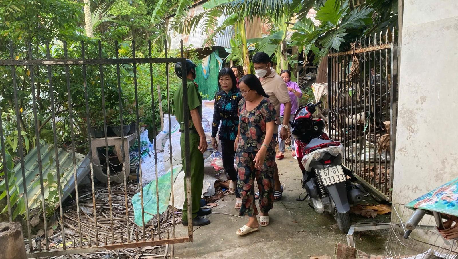 Công an phường Mỹ Thới triệt xóa tụ điểm đánh bạc Đưa các đối tượng về trụ sở làm việc