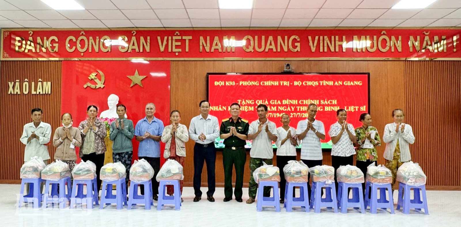 Đội K93 trao 50 phần quà, kêu gọi cung cấp thông tin tìm kiếm hài cốt liệt sĩ
