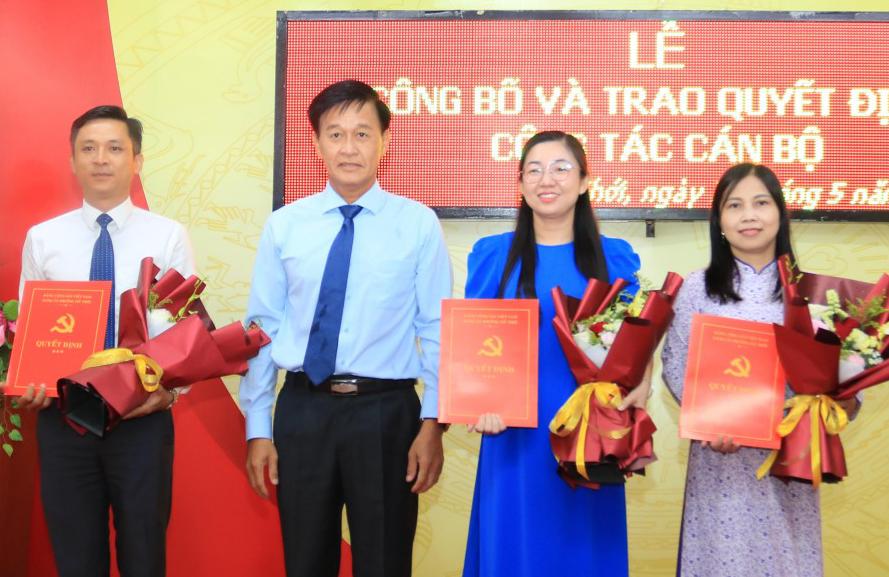 Tỉnh ủy viên, Bí thư Đảng ủy, Chủ tịch HĐND phường Mỹ Thới Trần Minh Nhựt trao Quyết định điều động Chánh văn phòng, bổ nhiệm Phó Chủ tịch UBMTTQVN phường