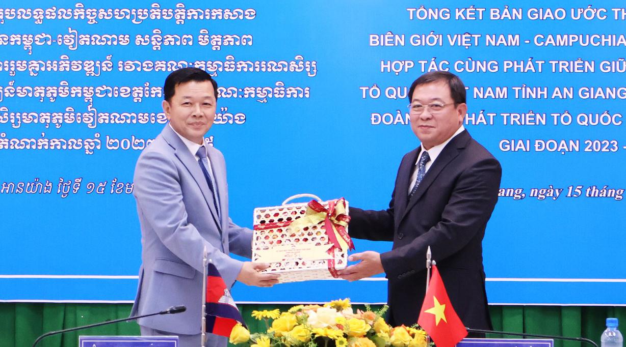 An Giang - Kep tăng cường hợp tác xây dựng đường biên giới hòa bình, hữu nghị