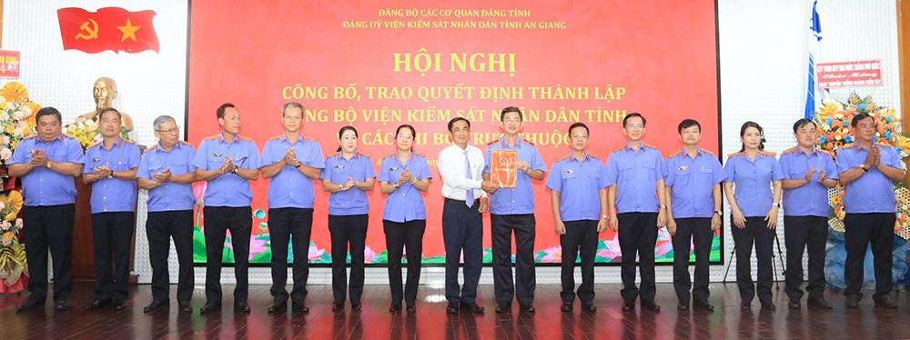 Đảng bộ Viện Kiểm sát nhân dân tỉnh công bố và trao quyết định thành lập các chi bộ trực thuộc