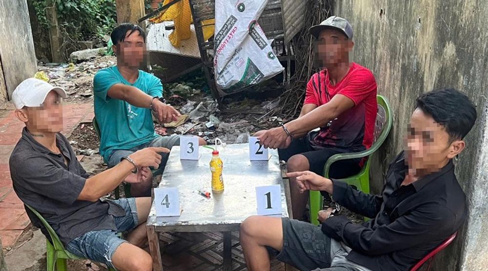 Công an xã Châu Phú bắt quả tang 4 đối tượng tổ chức và sử dụng trái phép chất ma túy