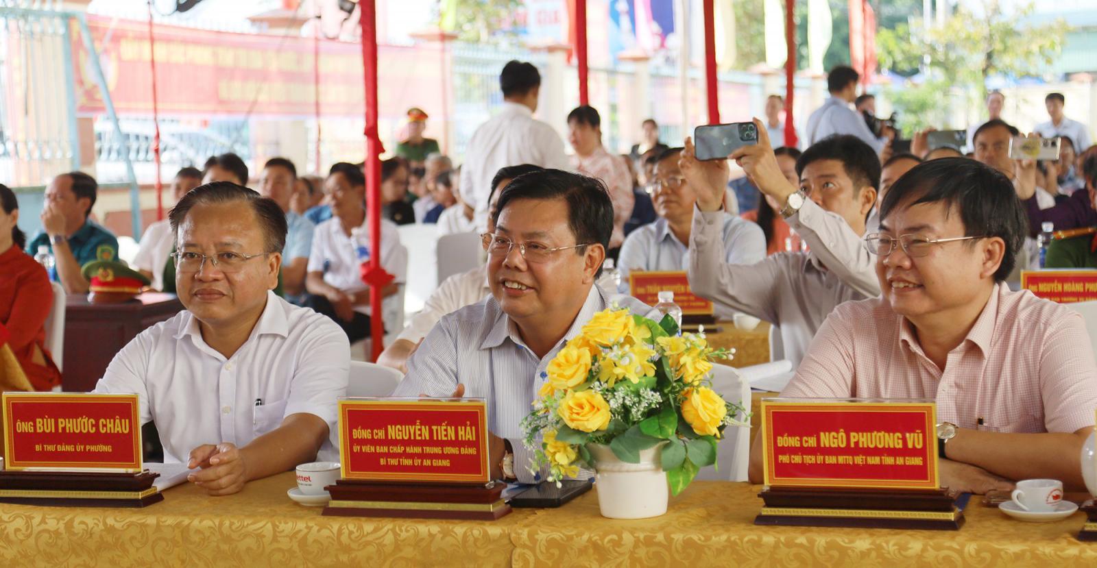 Bí thư Tỉnh ủy An Giang Nguyễn Tiến Hải dự Ngày hội Đại đoàn kết toàn dân tộc khu phố Tà Tây