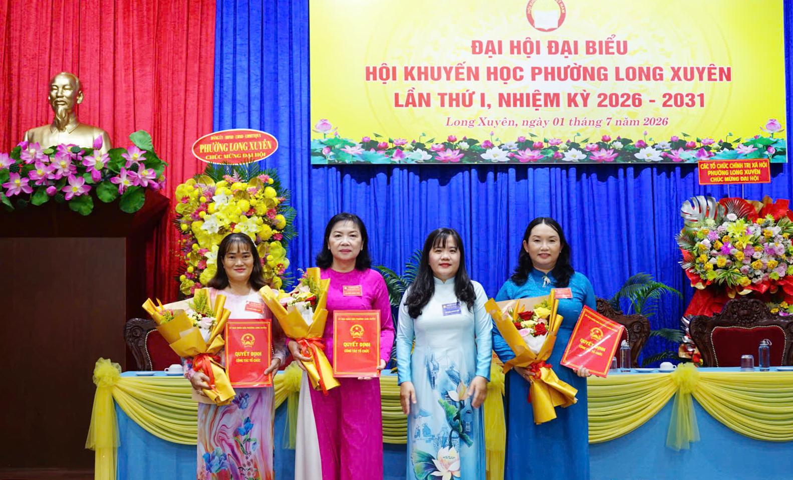 Phó Bí thư Đảng ủy, Chủ tịch UBND phường Long Xuyên Đoàn Thị Hương Hà trao Quyết định hợp nhất Hội khuyến học các phường (cũ) thành Hội khuyến học phường Long Xuyên