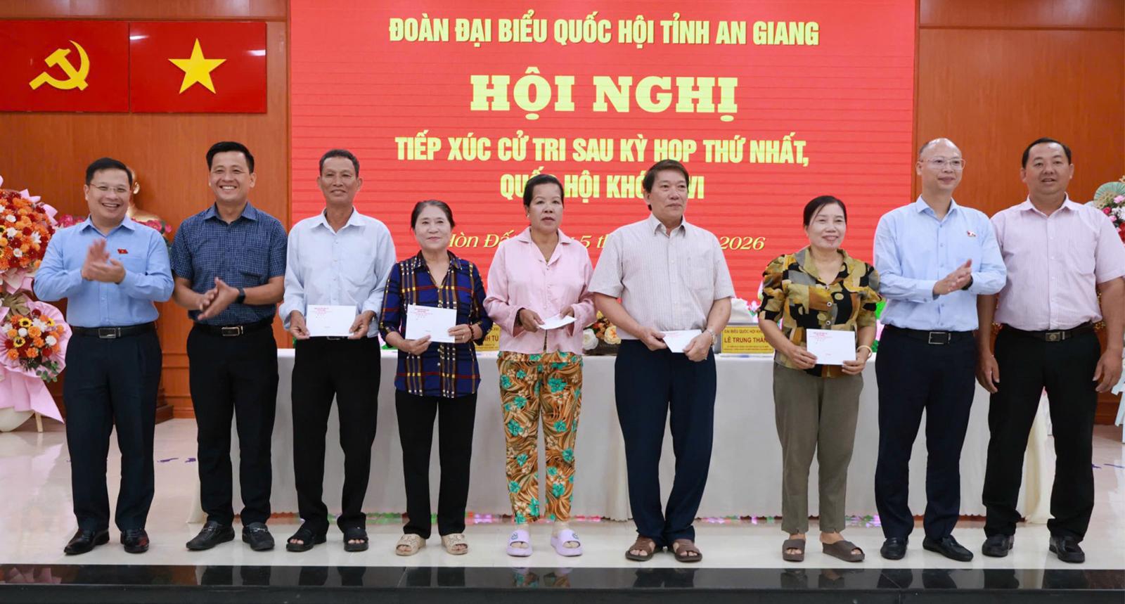 Đoàn Đại biểu Quốc hội tỉnh An Giang (đơn vị số 5) tiếp xúc cử tri xã Hòn Đất