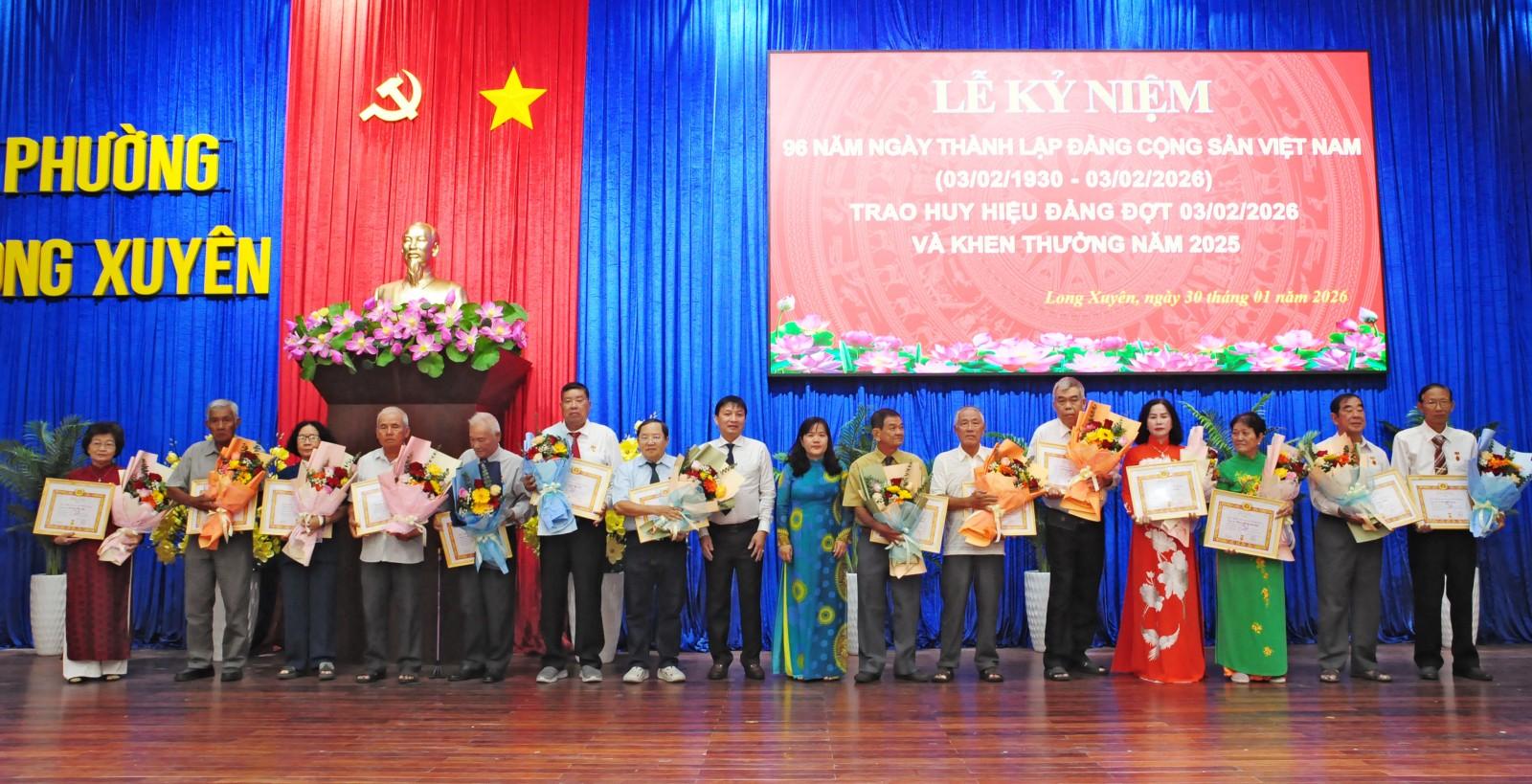 Trao Huy hiệu Đảng cho c&aacute;c đảng vi&ecirc;n