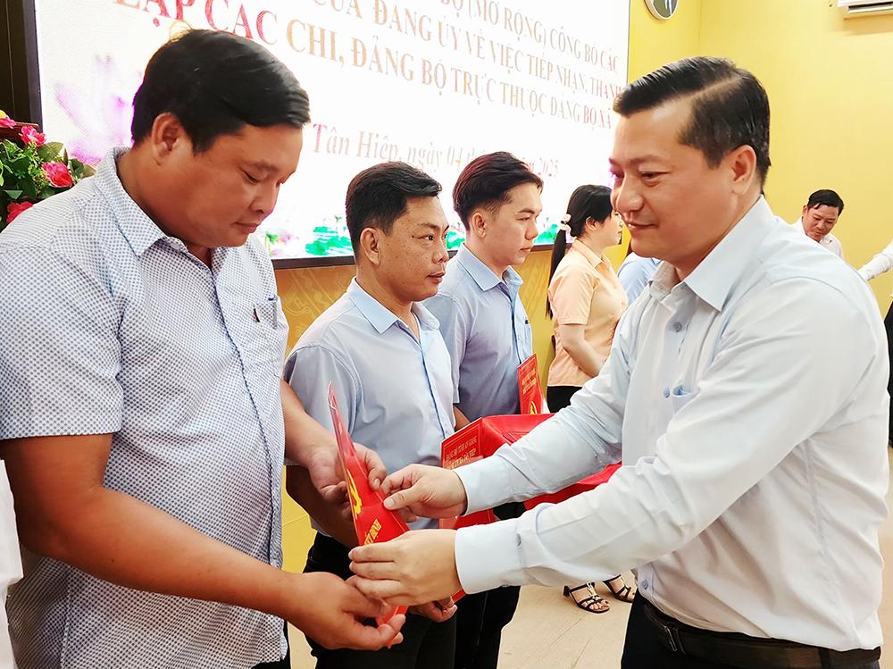 Tiếp nhận, thành lập 59 chi bộ, đảng bộ trực thuộc Đảng bộ xã Tân Hiệp