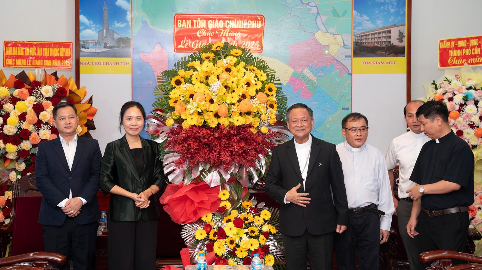 Phó Chủ tịch Quốc hội Trần Quang Phương chúc mừng Giáng sinh tại Tòa Giám mục Giáo phận Long Xuyên