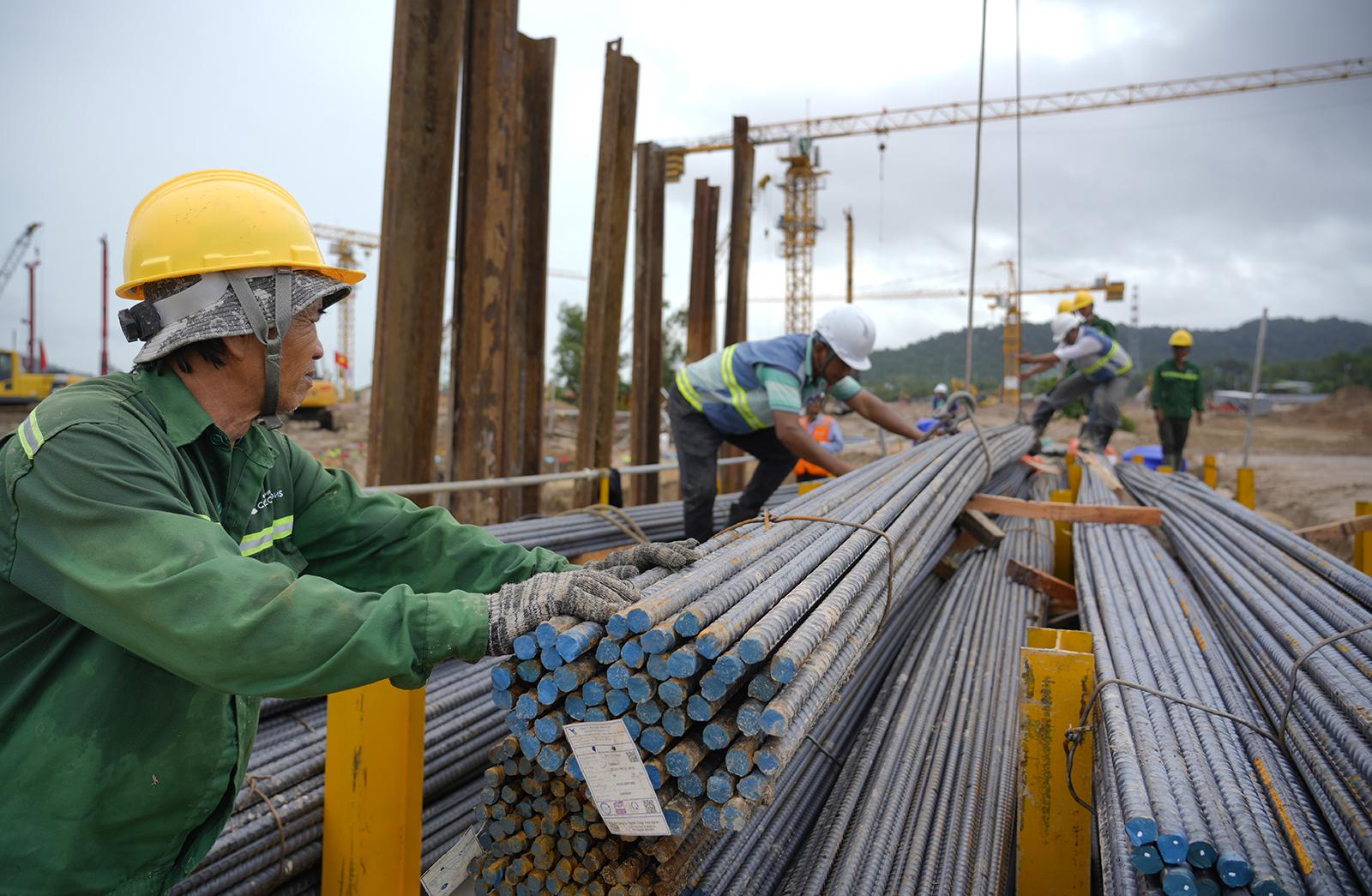 UBND tỉnh An Giang nghe báo cáo tiến độ triển khai các công trình, dự án phục vụ Hội nghị APEC 2027