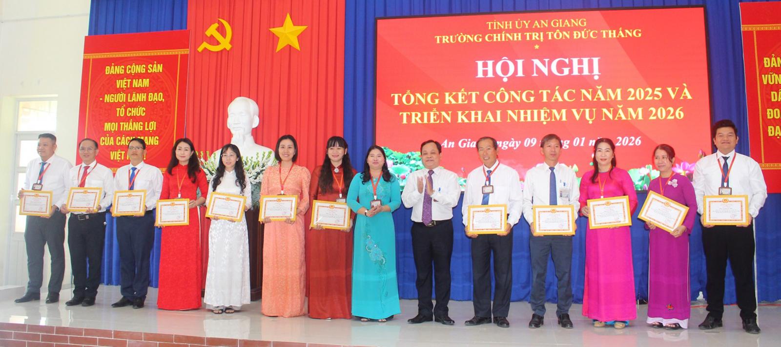 Trường Chính trị Tôn Đức Thắng đoàn kết, chủ động, sáng tạo, hoàn thành xuất sắc nhiệm vụ