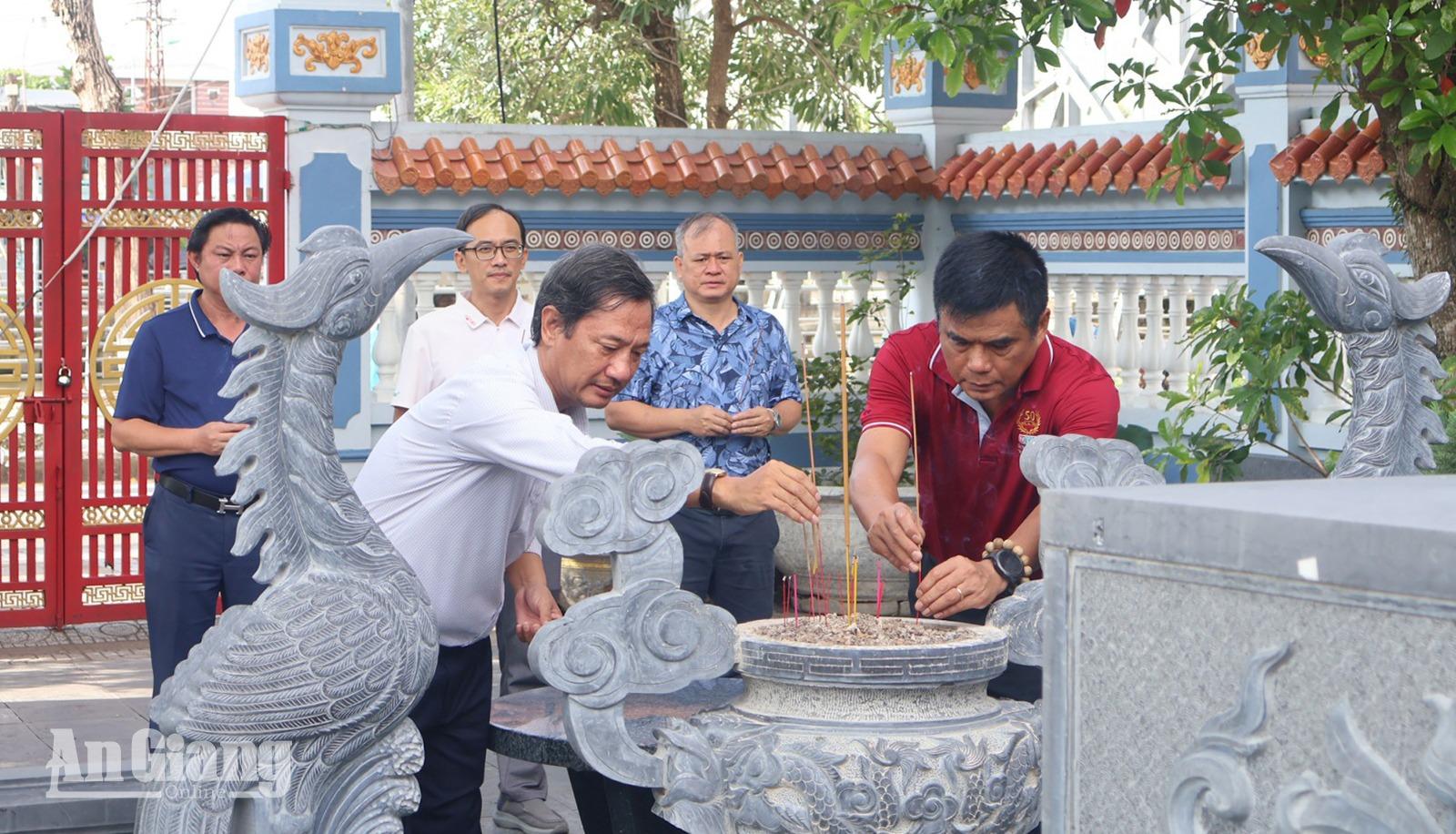 Nguyên Thủ tướng Nguyễn Tấn Dũng dâng hương tri ân các Anh hùng liệt sĩ tại An Giang