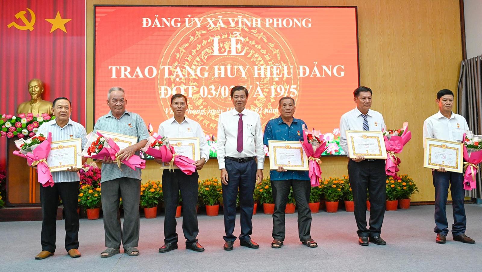 Vĩnh Phong trao huy hiệu Đảng và họp mặt mừng Đảng - mừng Xuân năm 2026