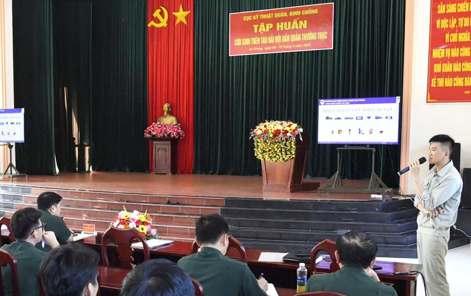 Tập huấn cứu sinh trên tàu Hải đội Dân quân thường trực tỉnh An Giang