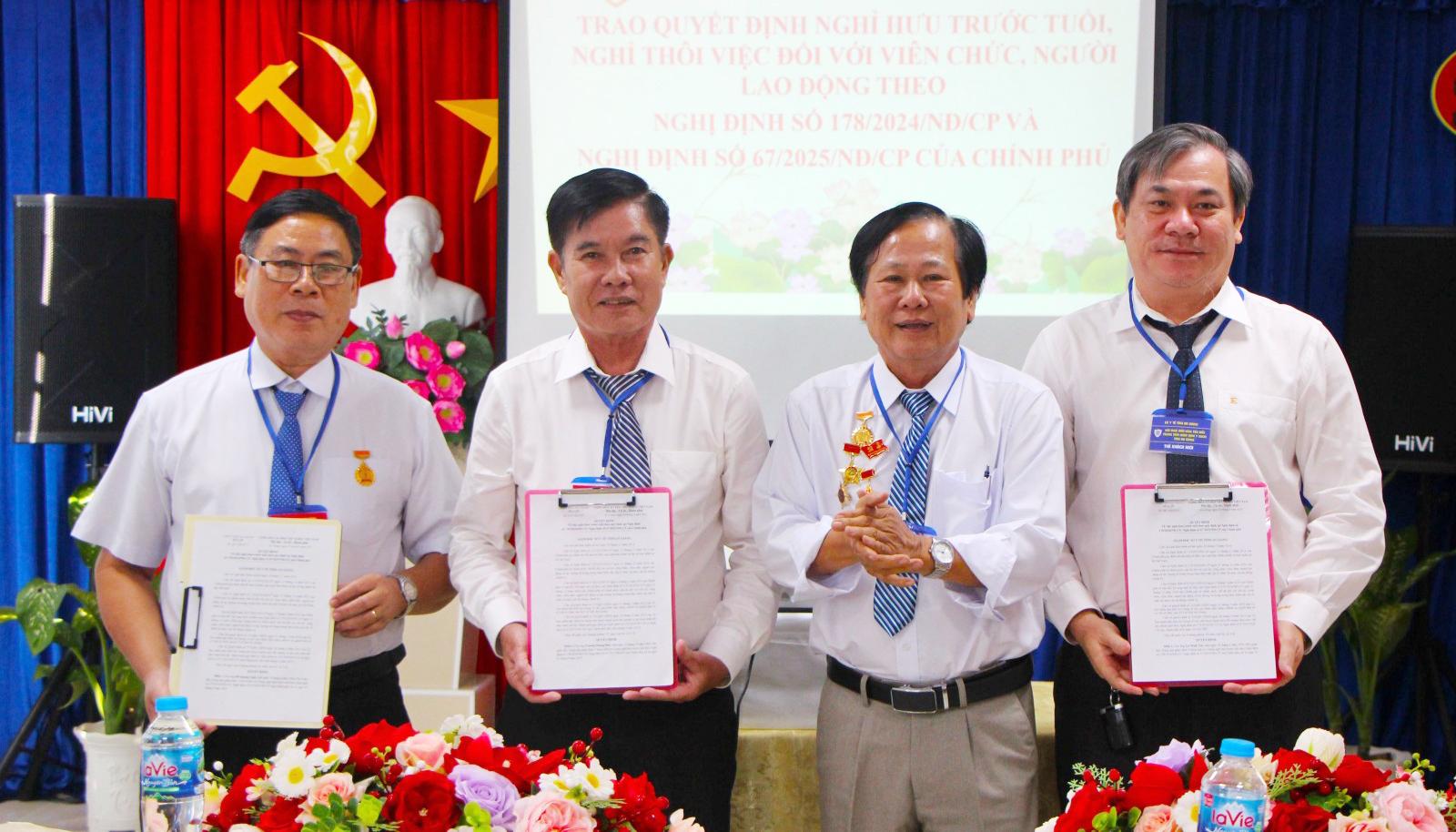 Trung tâm Giám định y khoa tỉnh An Giang trao quyết định nghỉ hưu, nghỉ thôi việc