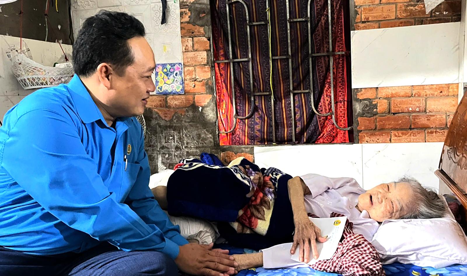 Phó Chủ tịch Liên đoàn Lao động tỉnh thăm, tặng quà Mẹ Việt Nam Anh hùng Nguyễn Thị Bảy