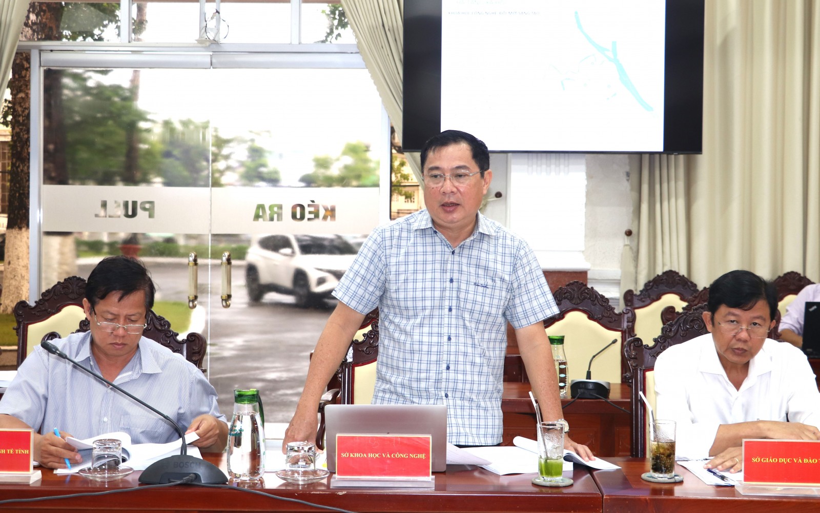 Lãnh đạo Sở Tài chính, Sở Khoa học và công nghệ phát biểu tại cuộc họp