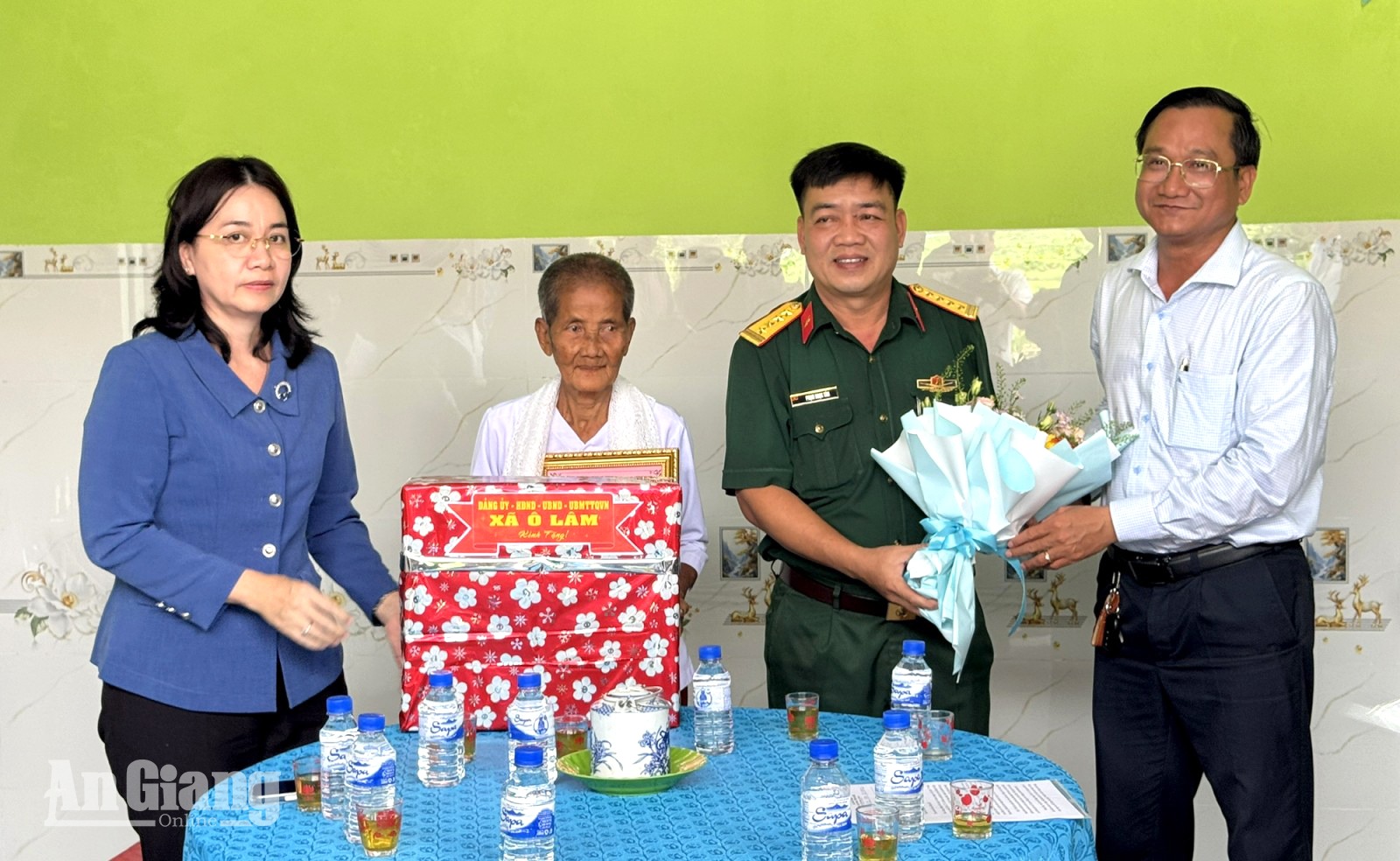 Trao nhà tình nghĩa cho gia đình chính sách xã Ô Lâm