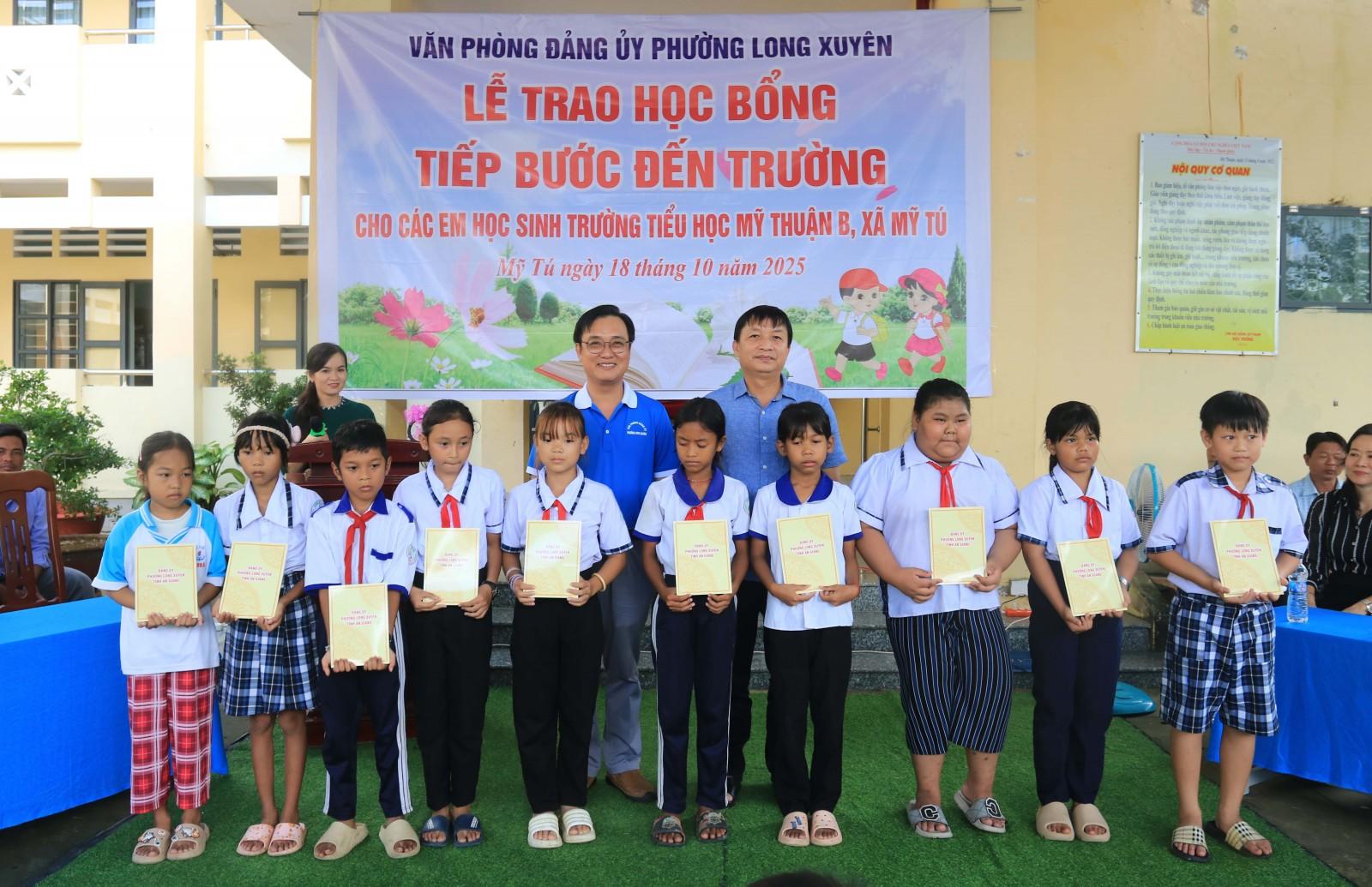Trao học bổng 