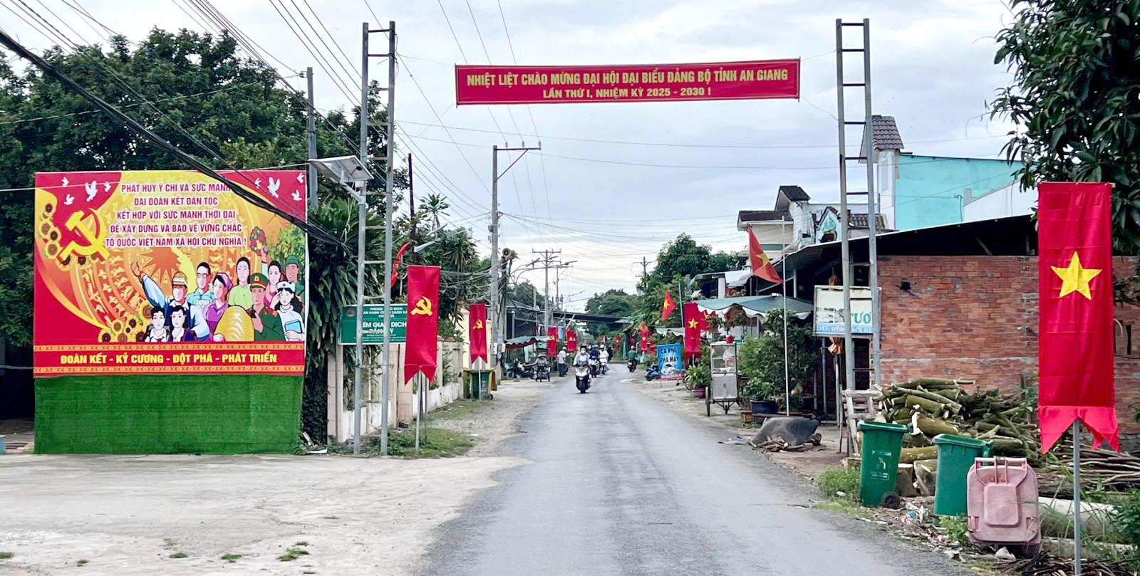 Kiểm tra công tác tuyên truyền, cổ động phục vụ Đại hội đại biểu Đảng bộ tỉnh An Giang lần thứ I tại 2 xã, phường Tuyến đường vào xã Cù Lao Giêng rực rỡ sắc cờ chào mừng đại hội.