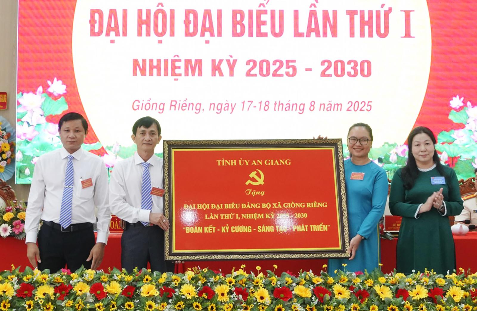 Ủy viên Ban Thường vụ Tỉnh ủy, Phó Chủ tịch Thường trực HĐND tỉnh An Giang Lê Hồng Thắm dự Đại hội Đảng bộ xã Giồng Riềng