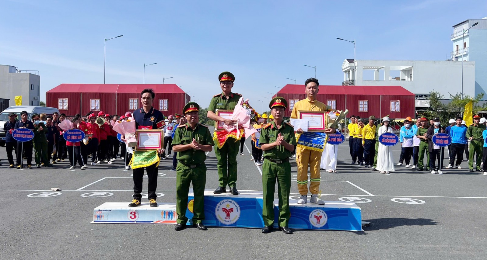 Ban tổ chức hội thi trao giải toàn đoàn cho các đội