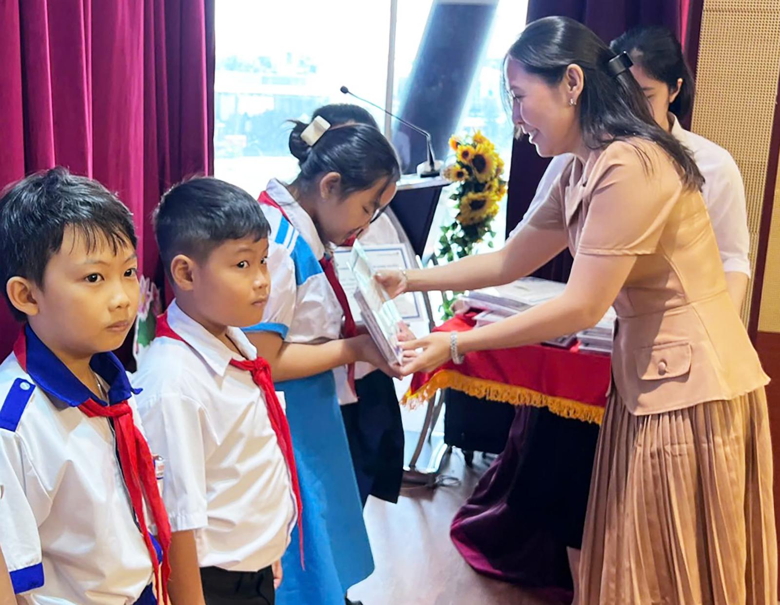 Tổ chức Tài chính vi mô CEP chi nhánh Long Xuyên trao 127 suất học bổng, quà học tập cho học sinh nghèo hiếu học Trao học bổng và quà học tập cho các học sinh