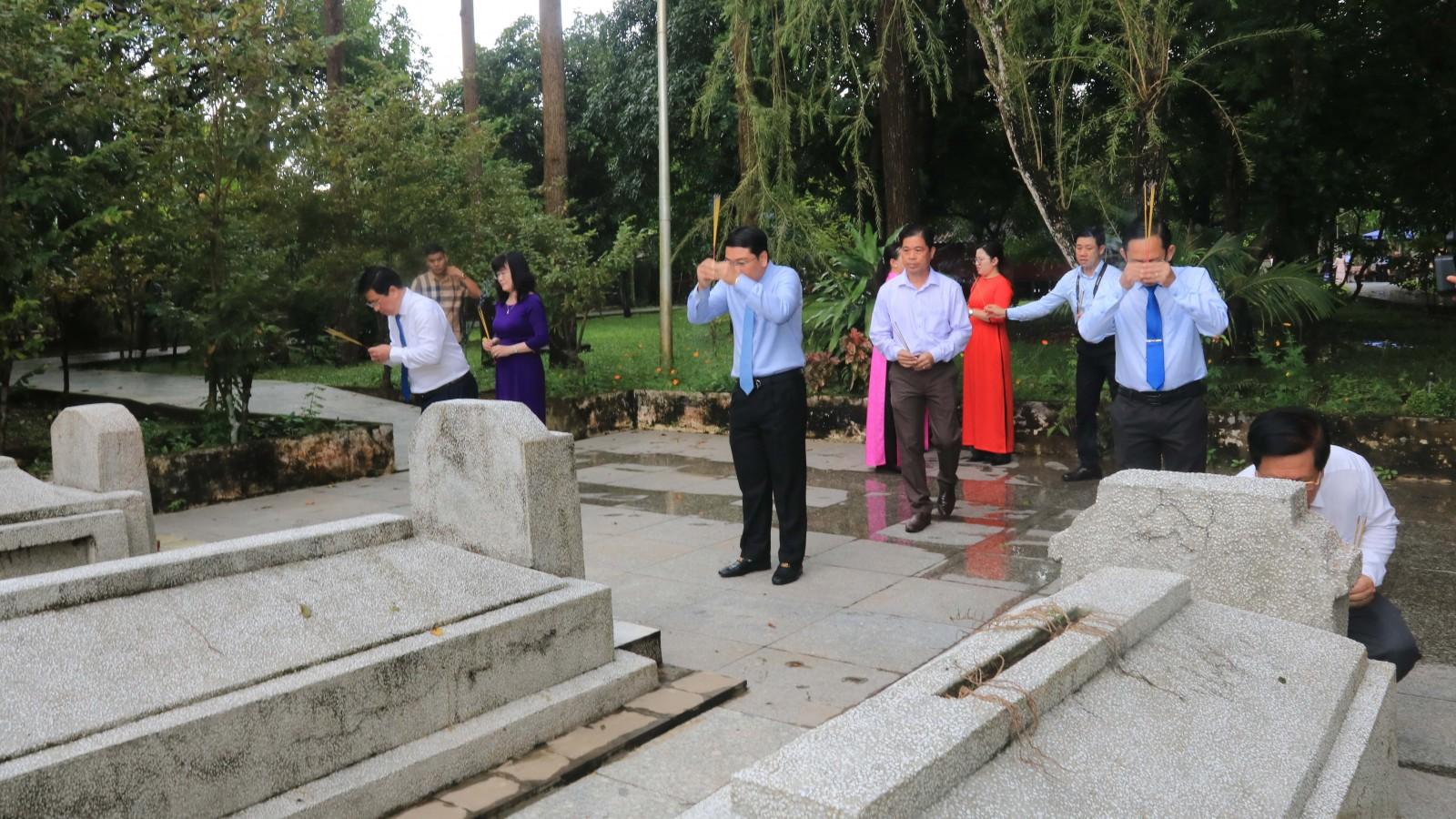 Chủ tịch UBND tỉnh An Giang viếng, dâng hương tại đền thờ Chủ tịch Tôn Đức Thắng Chủ tịch UBND tỉnh An Giang Hồ Văn Mừng cùng đoàn công tác tỉnh, phường Long Xuyên và xã Mỹ Hòa Hưng dâng hương lên bàn thờ tại nhà sàn thời niên thiếu và khu mộ thân sinh Chủ tịch Tôn Đức Thắng