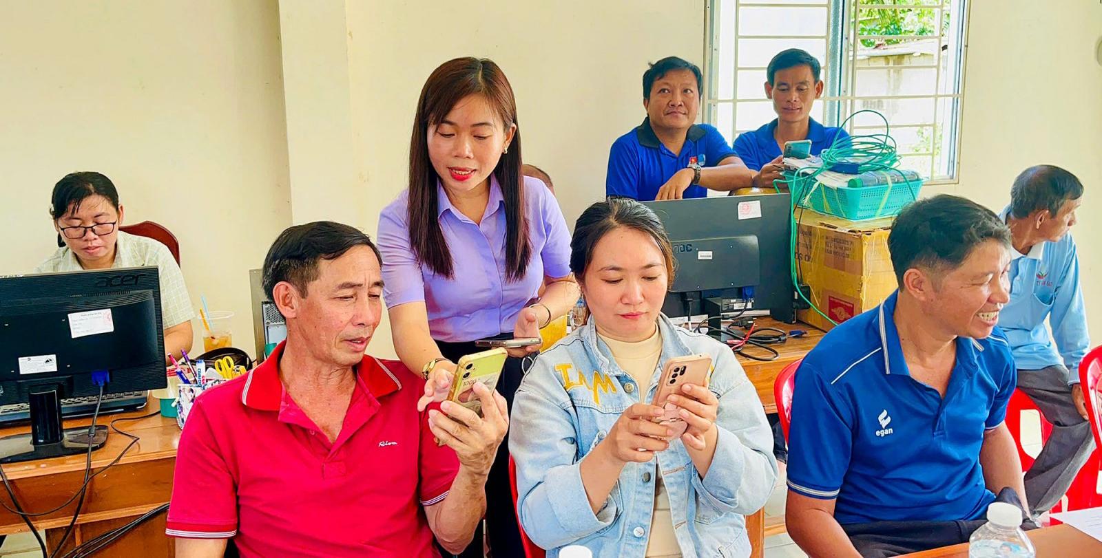 Xã Ba Chúc triển khai điểm tư vấn, hỗ trợ người dân thực hiện thủ tục hành chính