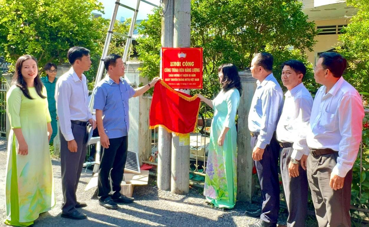 Đại biểu thực hiện nghi thức khởi công công trình đèn năng lượng